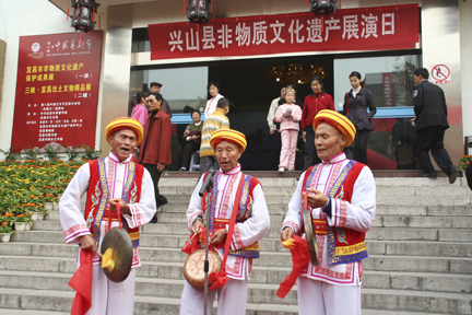 國(guó)家級(jí)傳承人彭泗德等人參加八藝節(jié)興山非遺專場(chǎng)演出