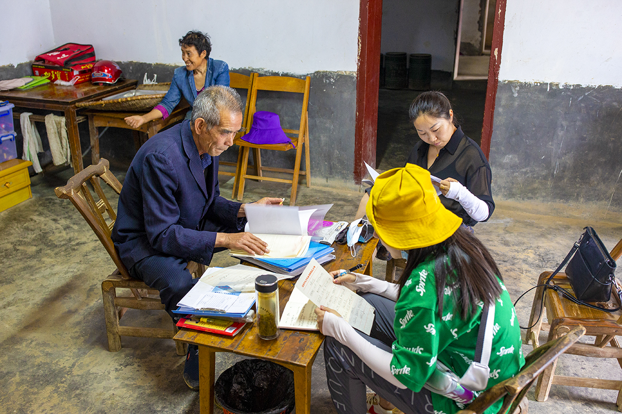 文化館工作人員走進(jìn)傳承人家里調(diào)研